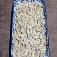 تخمه کدو.خشک وتمیز برعکس بقیه فقط خورده فروشی..