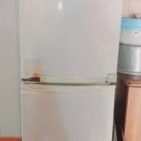 یک یخچال فریزر