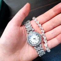 فروش ویژه ساعت نگین دار نو با دستبند تخفیف دار