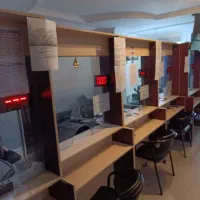 میز پیشخوان و صندلی چرخدار و ثابت دستگاه نوبت دهی