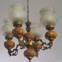 یک عدد لوستر با قدمت ۴۰ ساله