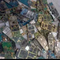 خریدار برد سوخته گوشی و مادربورد