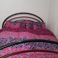 تخت خواب دو نفره و میز ارایش فلزی