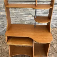 میز تحریر و کامپیوتر