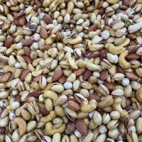 فروشنده آقا آشنا با ترازو
