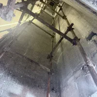 استاد کار و کارگر پایین کار داربست فلزی