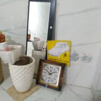 اینه و تعدادی گلدان.وساعت