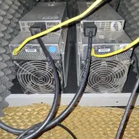 دو دستگاه ماینر همراه باکس