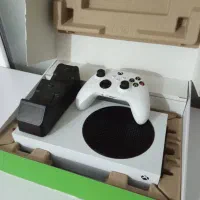 xbox series s 512g به همراه مانیتور و پایه شارژر