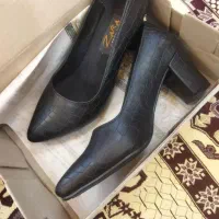 دو جفت کفش سایز ۳۸ به پا ۳۷ هم میخوره