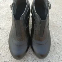 کفش|کیف، کفش، کمربند|رباط‌کریم, کیکاور|دیوار