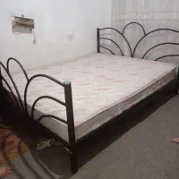 تخت فلزی