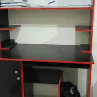 میز تحریر و کامپیوتر