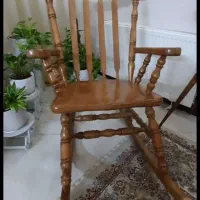 صندلی راک بهمراه گلدانهای طبیعی