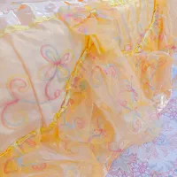 رو تختی با گلدوزی های هفت رنگ