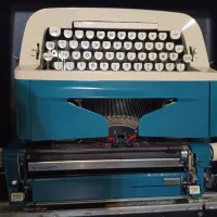 ماشین تایپ قدیمی|کلکسیون اشیاء عتیقه|تهران, مجیدیه|دیوار