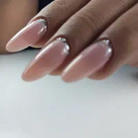 کاشت ناخن و مانیکور