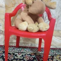 یک عدد عروسک و صندلی کودک یا مهد کودک