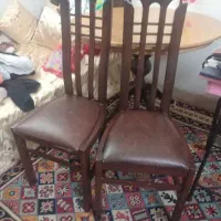 میز ودوتا صندلی وساعت ایستاده
