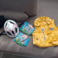 جلیقه نجات و بازوبند شنا وکلاه اسکیت با تجهیزاتش