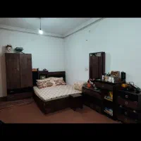 تخت و دوتا پاتختی  کمد اینه و میز ارایش