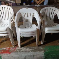 صندلی پلاستیکی و قلیون