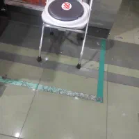 توالت فرنگی وعصا زیر بغل