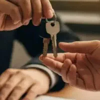 ساختمان حیاط دار کلنگی قابل نشیمن