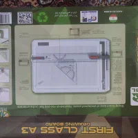 دو عکس کیف مدرسه و یک تخته رسم