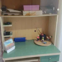 کتابخانه و میز کامپیوتر