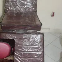 صندلی چرخ داره و تخت تاشو