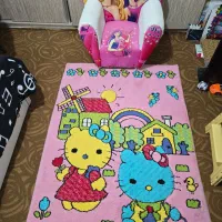 فرش اتاق کودک تمیزو سالم همراه با مبل کودک