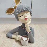 مجسمه دختر و فنجان قهوه