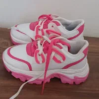 کفش|کیف، کفش، کمربند|میانه, |دیوار