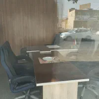 منشی در دفتر فروش