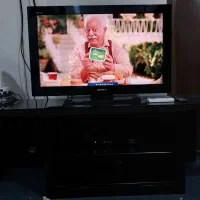 تلوزیون ۲۳ اینچ سونی و میز تلوزیون