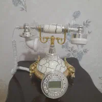 میز تلفن و گوشی تلفن