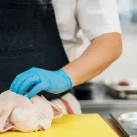 کارگر مرغ و ماهی فروشی