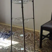 تعدادی لوازم خانه پایه قابلمه دسته چرخ خیاطی سینگ