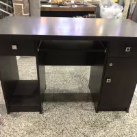 میز تحریر و کامپیوتر