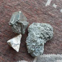 سنگهای قدیمی بالای ۱۰۰سال دستمون