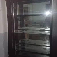 ویترین سالم و تمیز ۴طبقه پشت اینه دو در