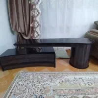 زیر تلویزیون و جلو مبلی