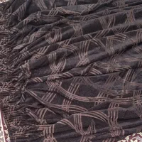 پرده مخمل با طرح خطوط بژ و منحنی