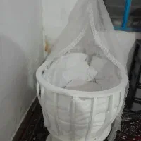 تخت وگهواره کنار مادر