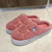 دمپایی خزدار و حوله‌ایی نو زنانه