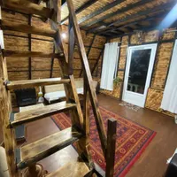 کلبه سوییسی چوبی کوهستانی نزدیک دریاچه ویستان|اجارهٔ کوتاه‌مدت ویلا و باغ|رشت, منظریه|دیوار