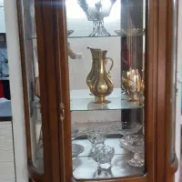 ویترین چوب کار شده با برنج سنگین با وسایل داخلش|بوفه، ویترین، کنسول|پاکدشت, شهرک امام رضا|دیوار