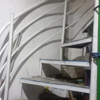 پله پیچ  آهنی سالم تمیز.