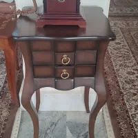 تلفن قابل استفاده و دو تا میز هم در حد نو